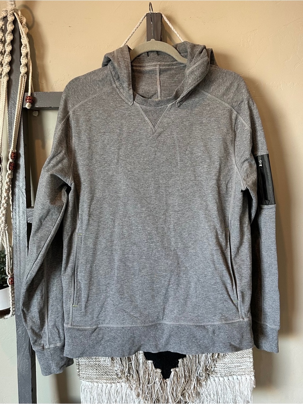 Lululemon Men’s Gray Hoodie Ribbed Hood Interior Arm Zip Pocket Size M